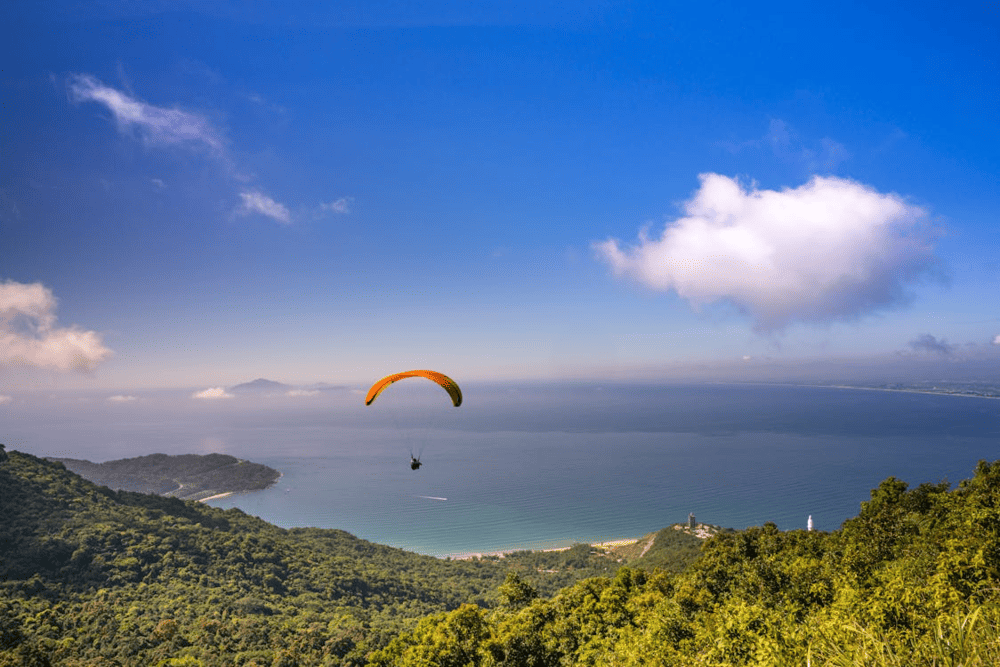 A unique experience called Paragliding offers panoramic views of My Khe Beach and Danang City from above (Source: Pexels)